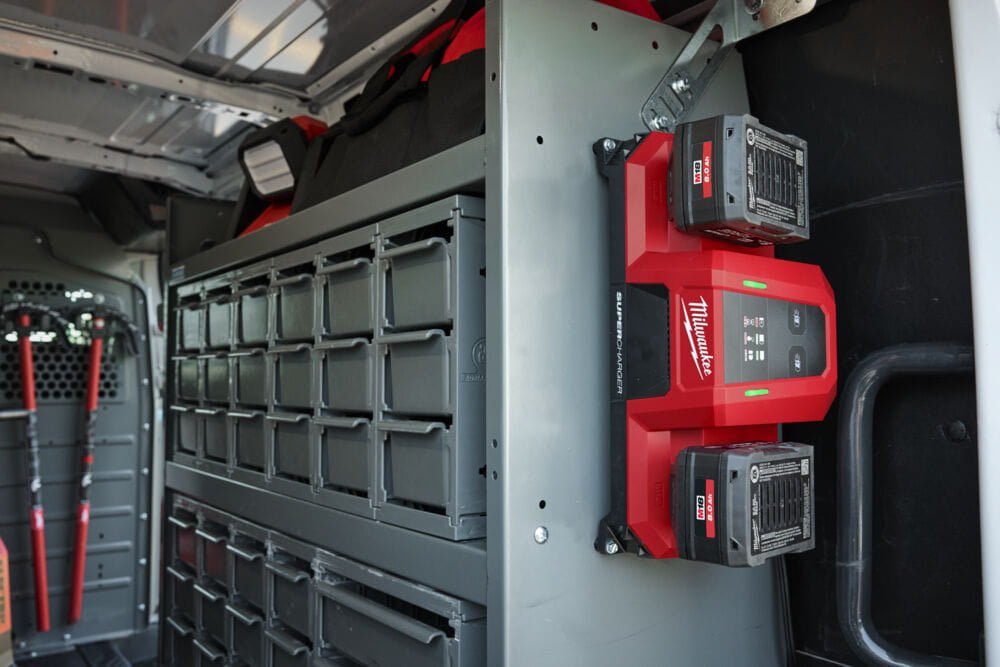 Milwaukee M18 MDBSC - Caricabatterie M18 simultaneo super rapido per veicoli 