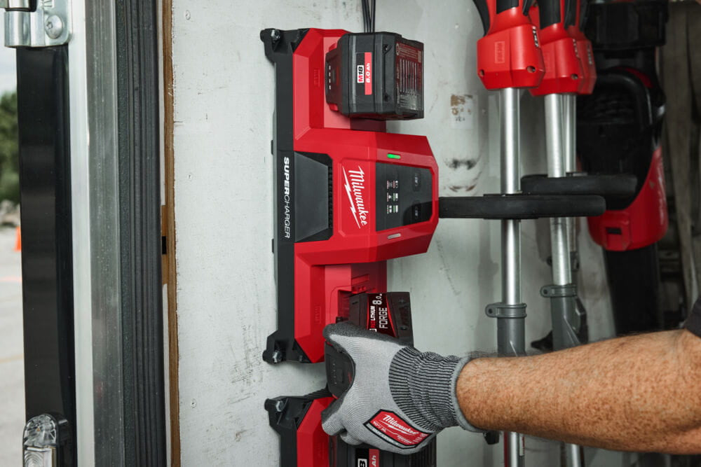 Milwaukee M18 MDBSC - Caricabatterie M18 simultaneo super rapido per veicoli 