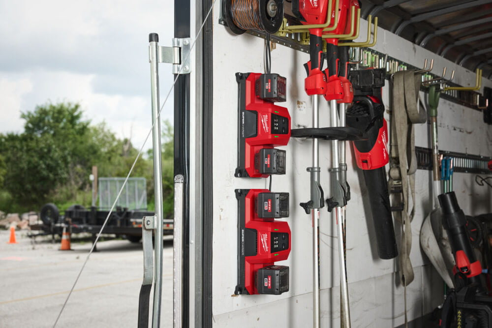 Milwaukee M18 MDBSC - Caricabatterie M18 simultaneo super rapido per veicoli 